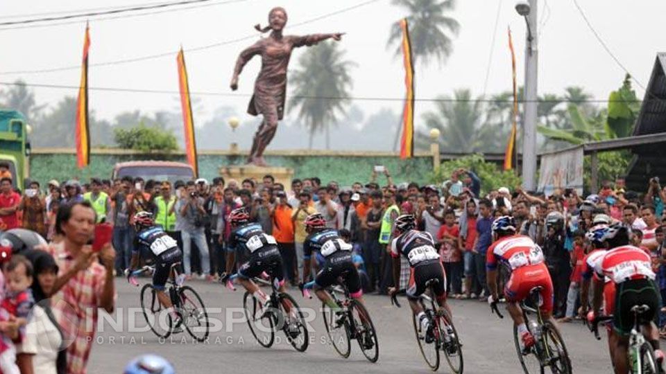 Pembalap Tour de Singkarak (TdS) Saat Melintasi Kota Payakumbuh. Copyright: &copy; Taufik Hidayat/INDOSPORT